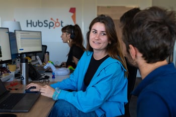 Comment HubSpot facilite la collaboration entre le marketing et le commerce ?